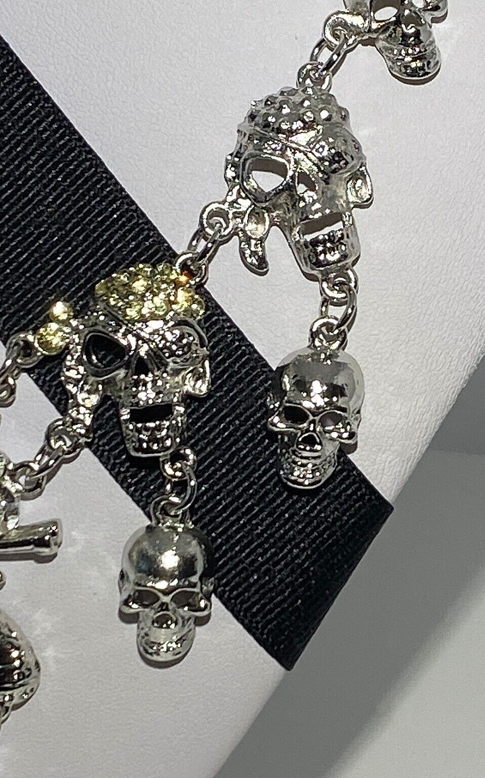 SKULLS PIRATE SKULLS CROSSED PISTOLS MAGNIFICENT SILVER PLATED NECKLACE