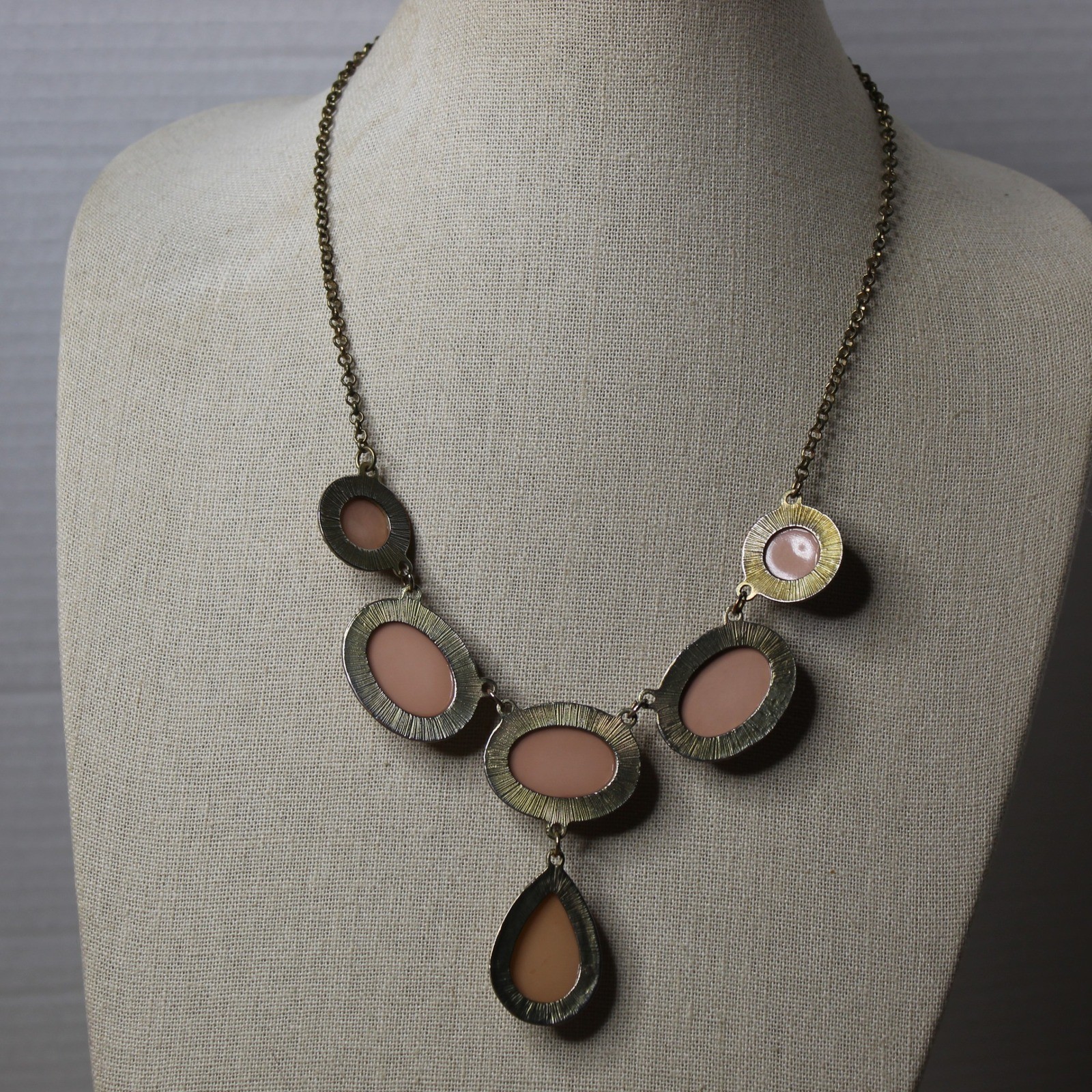 Bib Statement Necklace Peach Pink Resin Oval Teardrop Bronze Tone OS Pink Peach