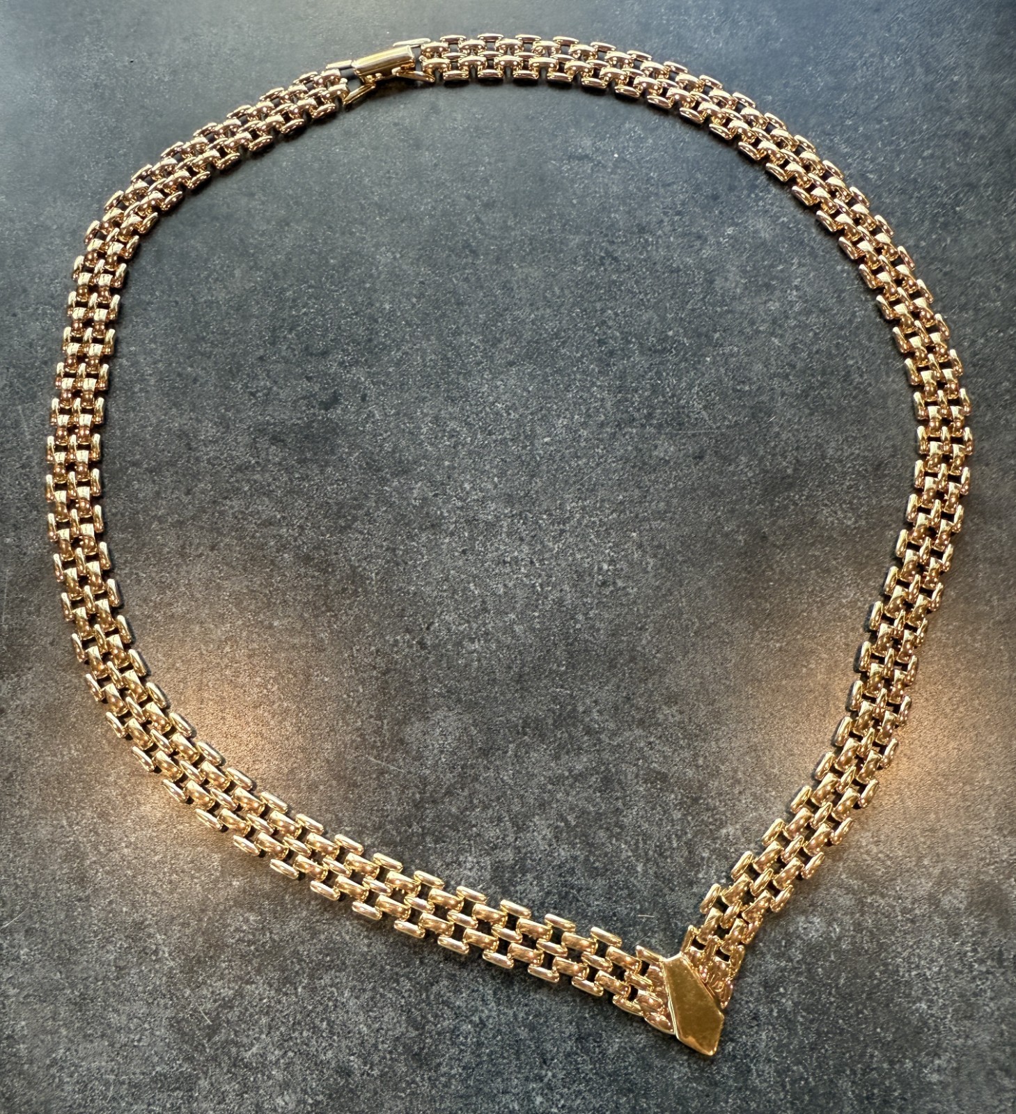 Necklace VTG by Avon Articulated V-Shape in Gold Tone Metal Fold Over Clasp 19″