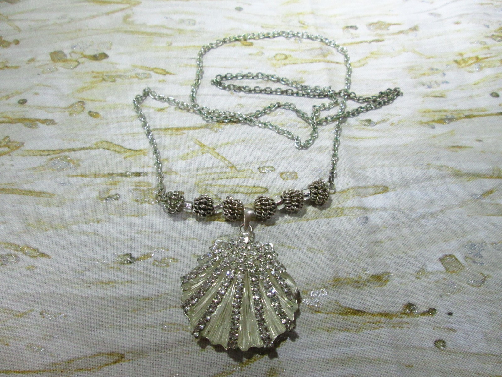 Silver Tone Acrylic Rhinestone Shell Shape Pendant Necklace 24″ No Clasp / S