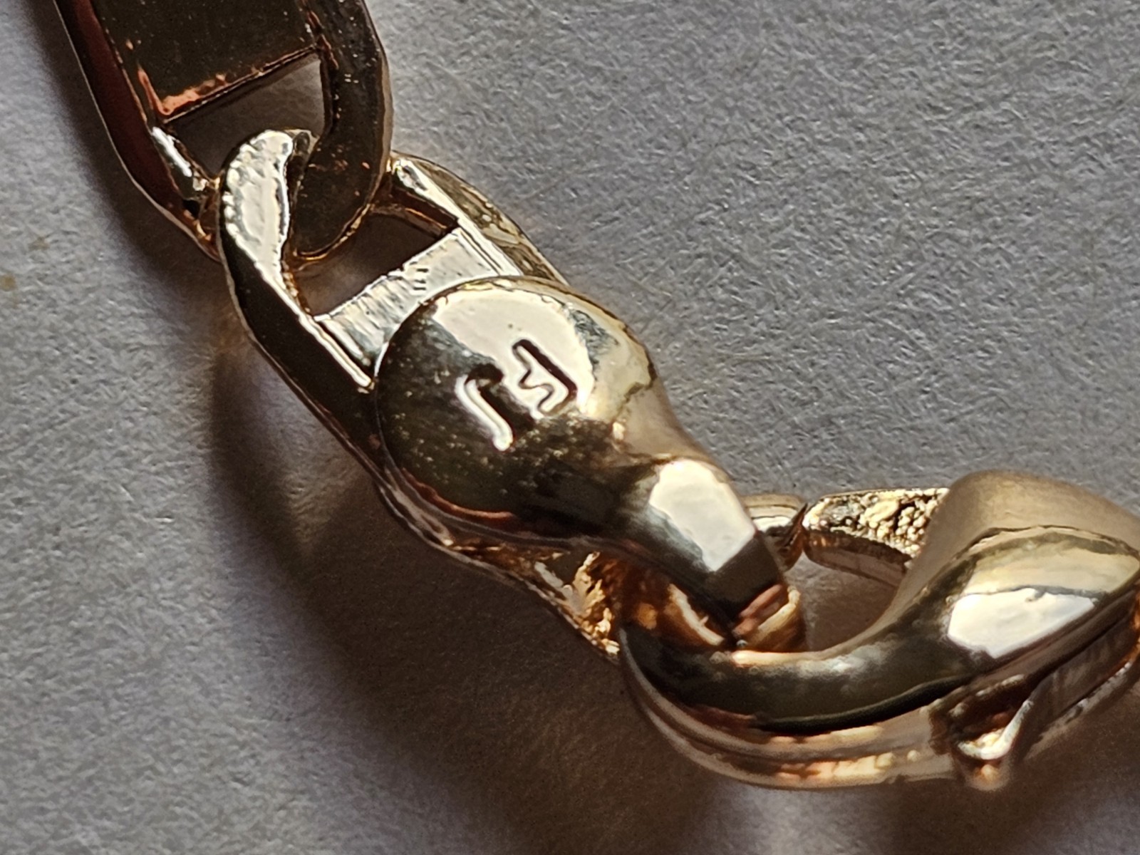 Gold Tone Metal Figaro Link Chain Bracelet Lobster Clasp Chain Style