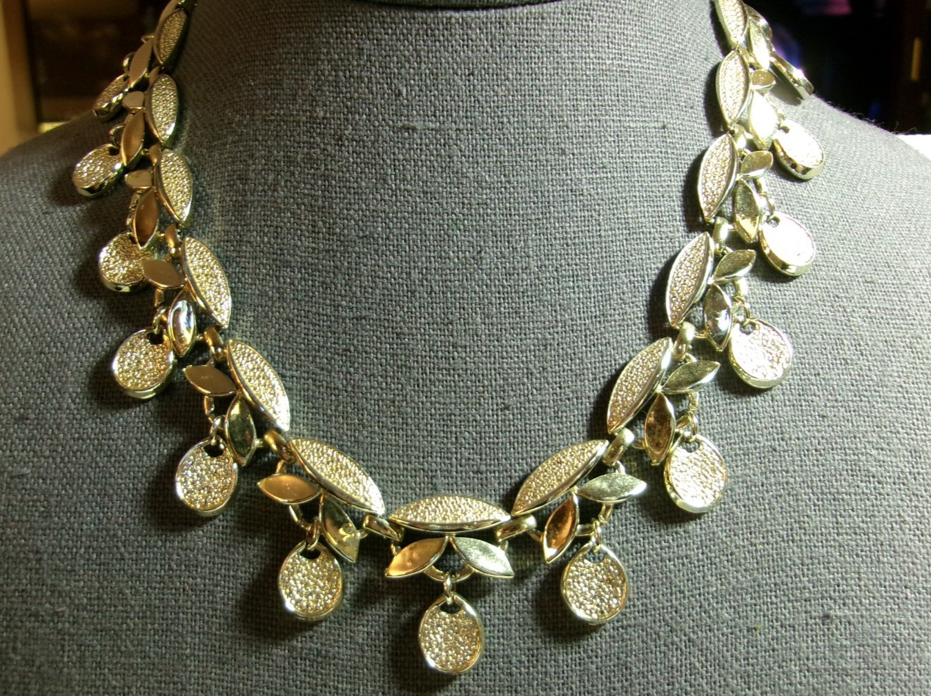VINTAGE GOLD TONE CHOCKER STYLE DANGLE NECKLACE W/UNKNOWN HALLMARK