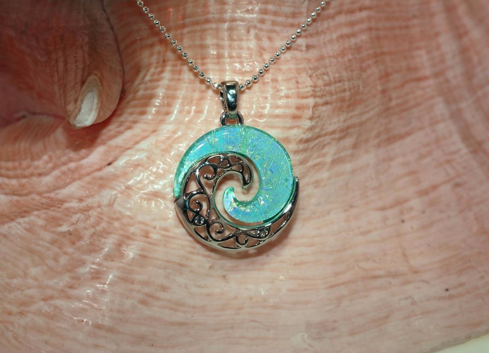 22MM RHODIUM OVER BRASS SPARKLY BLUE-GREEN RESIN HAWAIIAN OCEAN WAVE PENDANT 18″