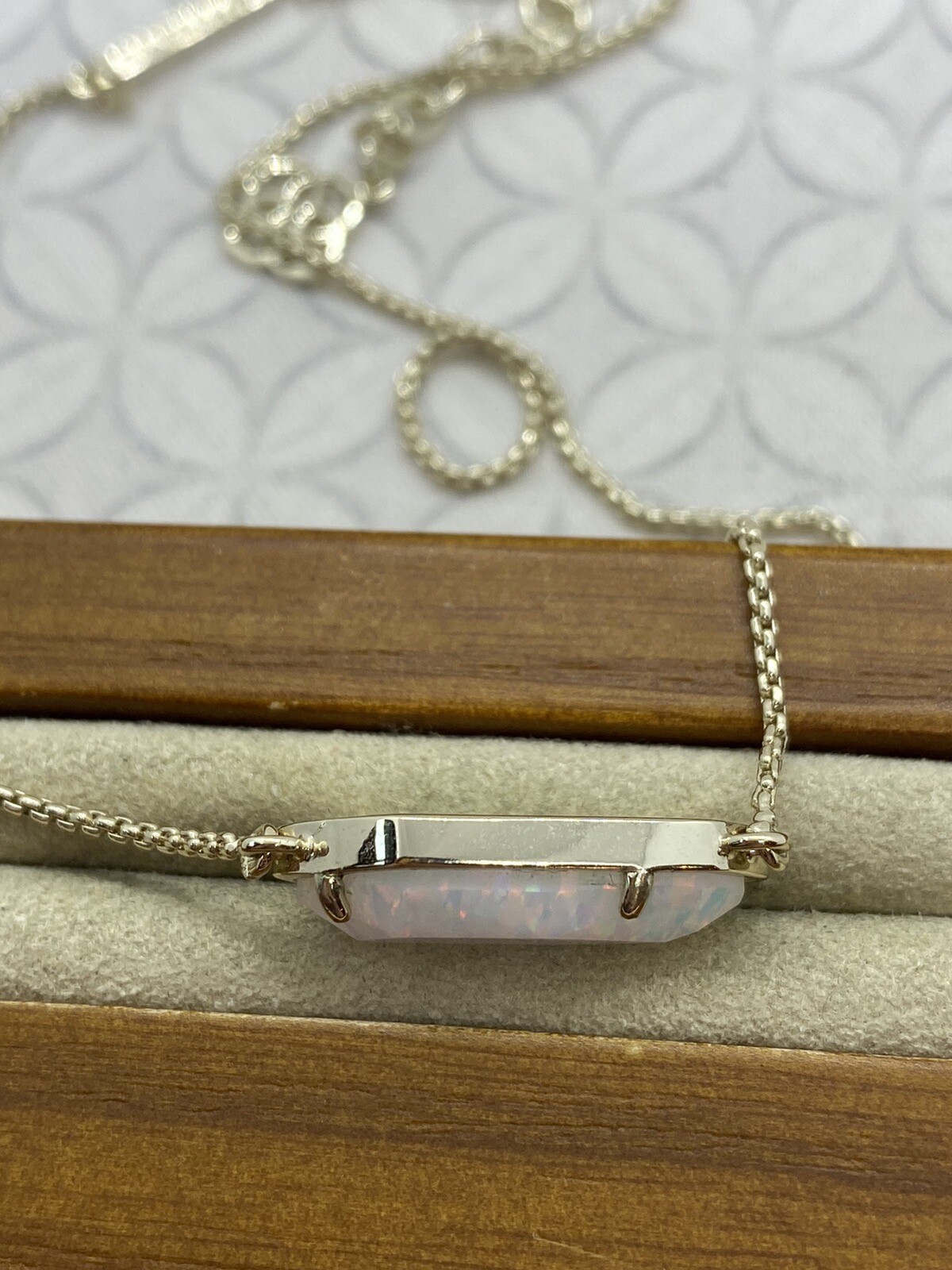Kendra Scott Cami Necklace White Kyocera Opal Gold Tone (A)