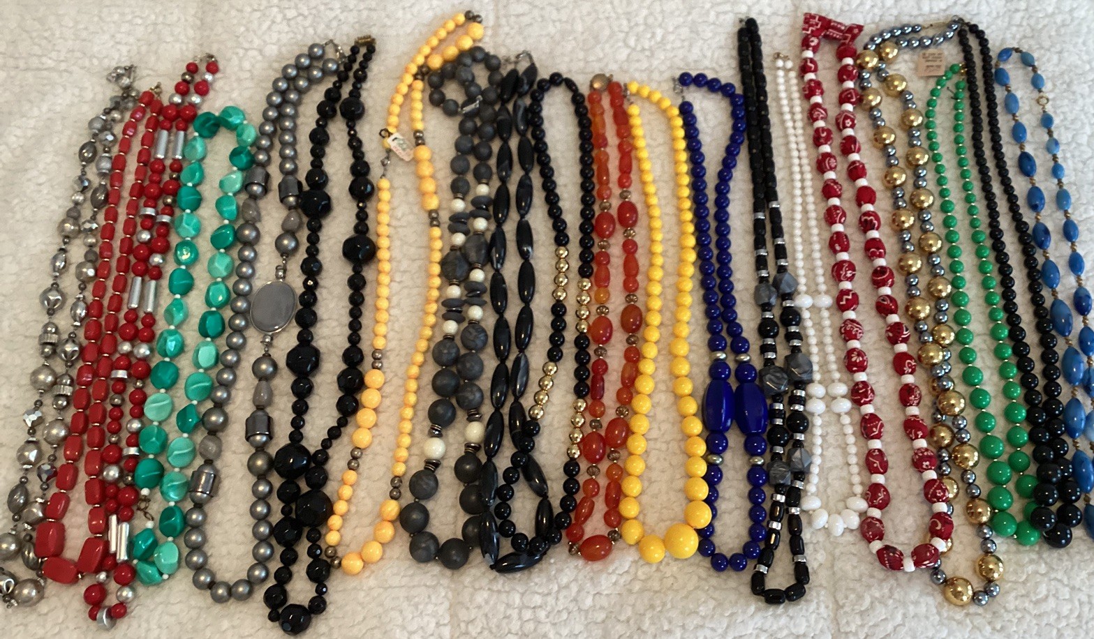 Lot Of 20 Assorted Vintage Beaded Necklaces Fashion Costume Jewelry