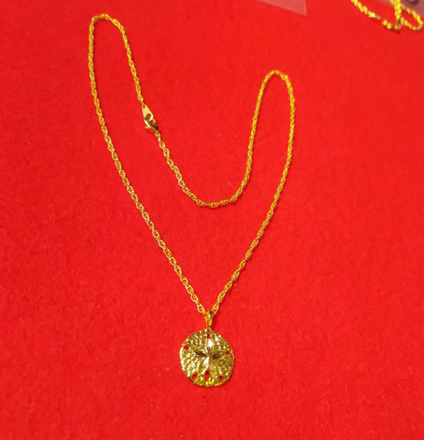 14KT GOLD PLATED SAND DOLLAR CHARM WITH 18″ NECKLACE – 2033