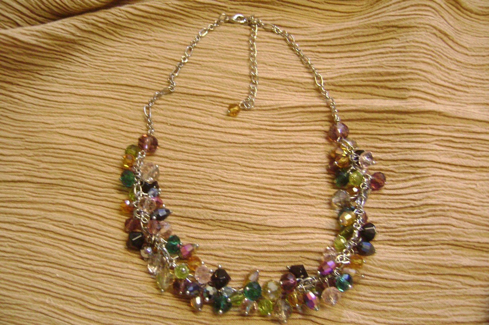 NWOT- MULTIPLE COLORS CRYSTAL CLUSTER BIB CHOKER SILVER TONE NECKLACE