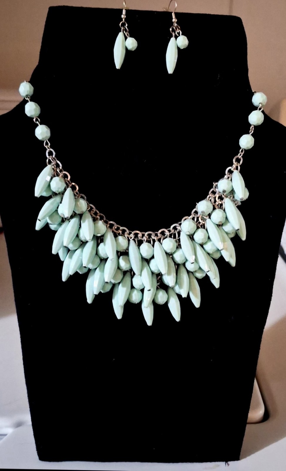 MARK BY AVON COLLECTED TREASURES NECKLACE & MATCHING EARRINGS SEA FOAM GREEN