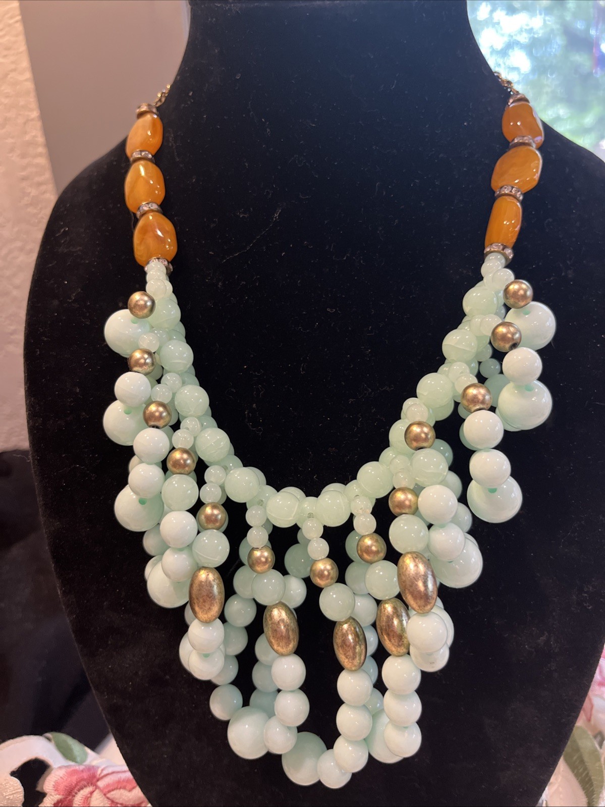 UNBRANDED ANTHROPOLOGIE AMBER AND SEAFOAM GREEN PLASTIC/METAL NECKLACE 21 INCH