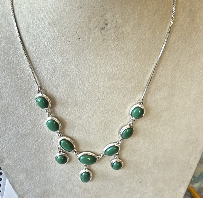 VERSONA FAUX TURQUOISE GREEN AND SILVER METAL BIB NECKLACE 16″