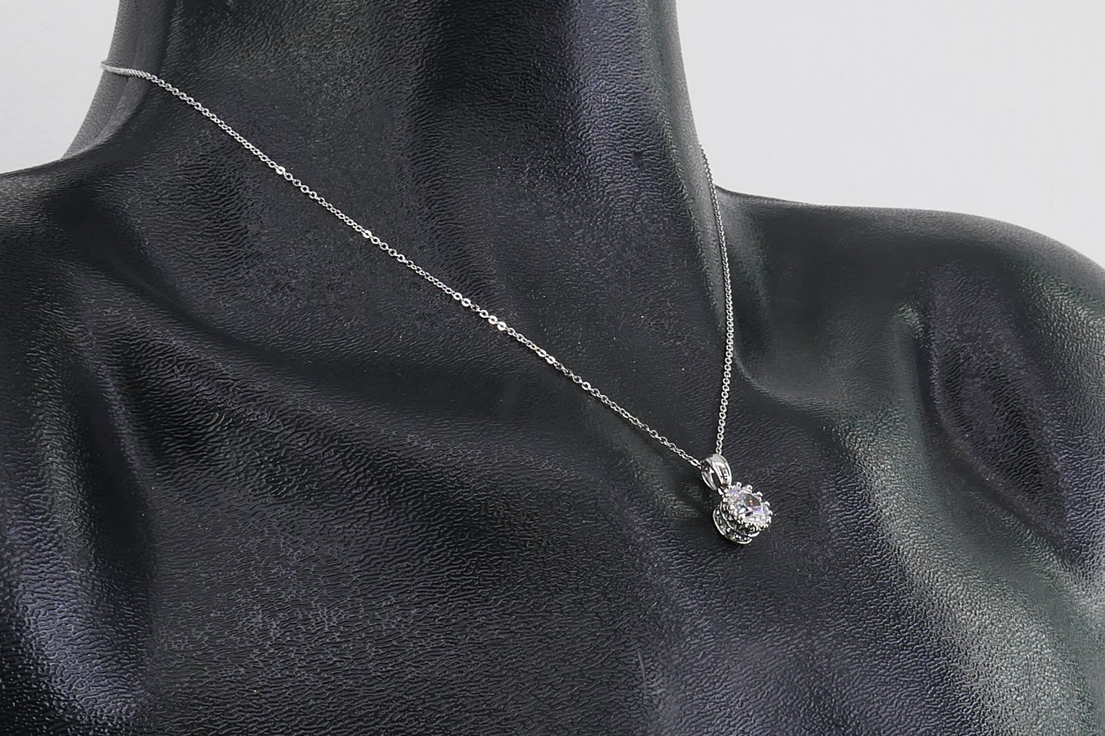 DiAMONiQUE EPiPHANY PLATiNUM CLAD STERLiNG CZ SOLiTAiRE 18″ NECKLACE w/BOX