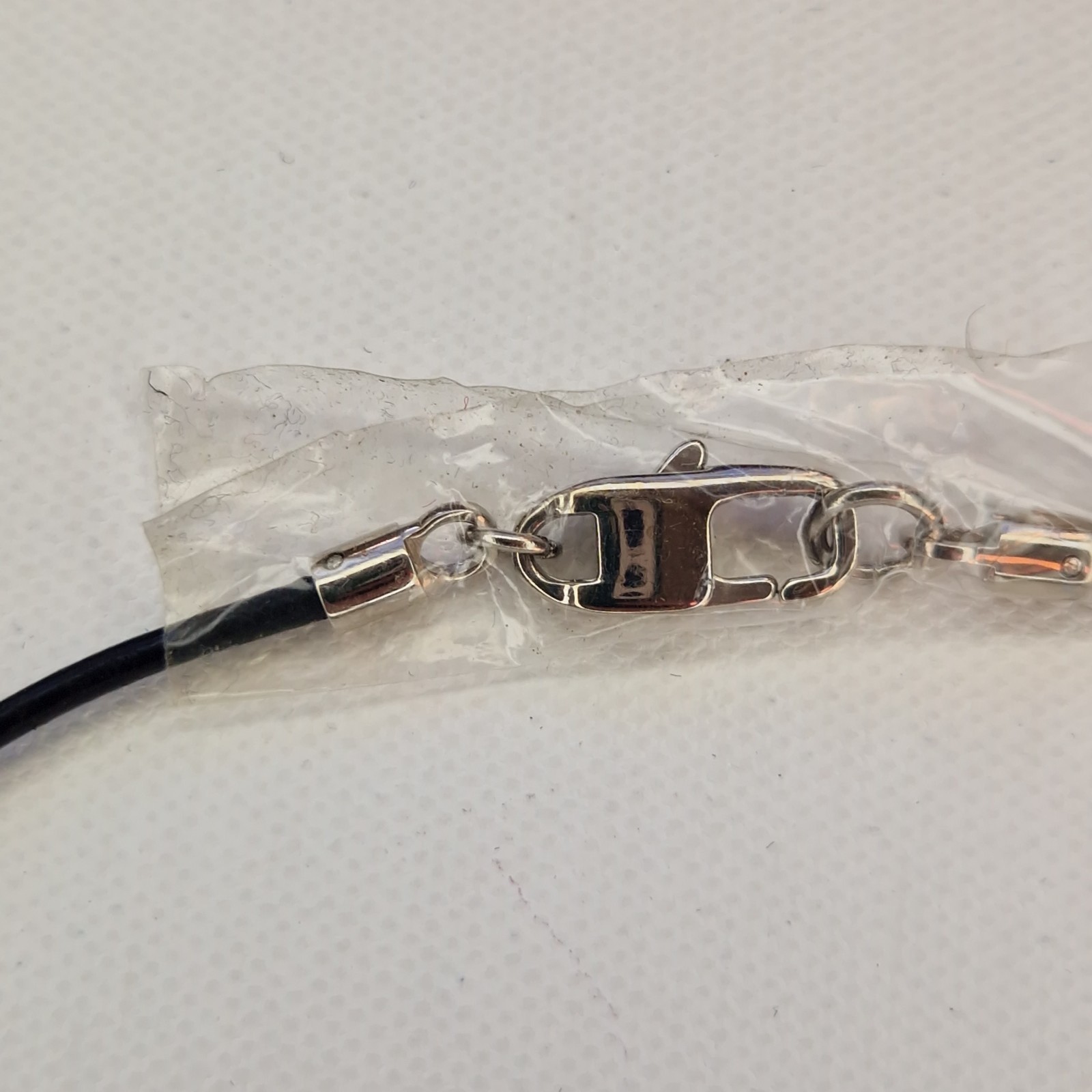 Guess Dog Tag Necklace Leather Cord Unisex Classic Cut Out 48cm