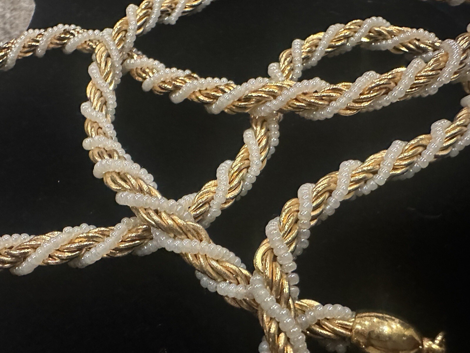 TRIFARI GOLD FAUX PEARL SEED BEAD TWISTED ROPE 30″ NECKLACE SIGNED 1980S GLAM EU