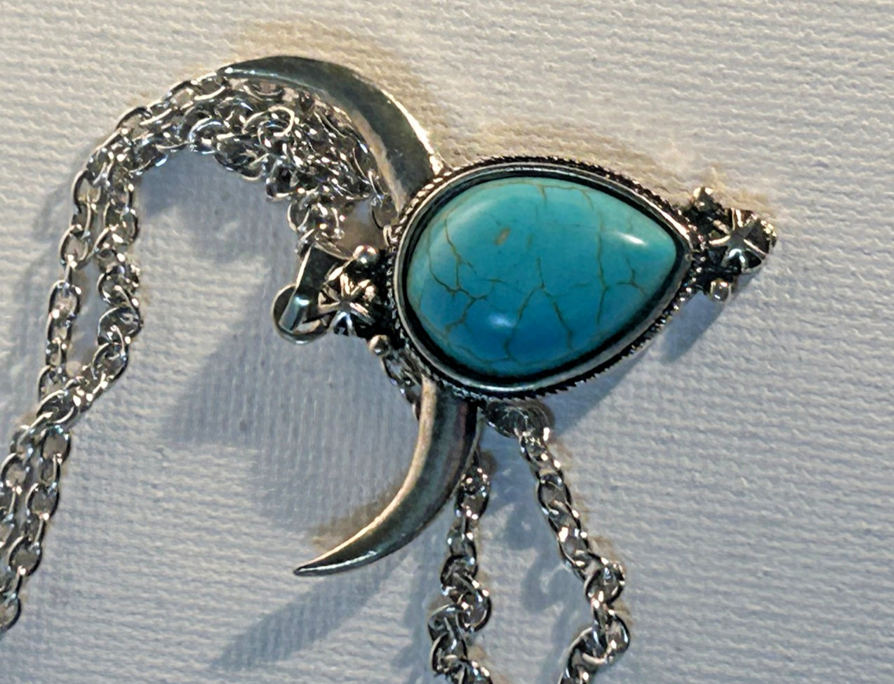Longhorn or Bullhorn pendant with turqouise colored teardrop cabachon (10 in)
