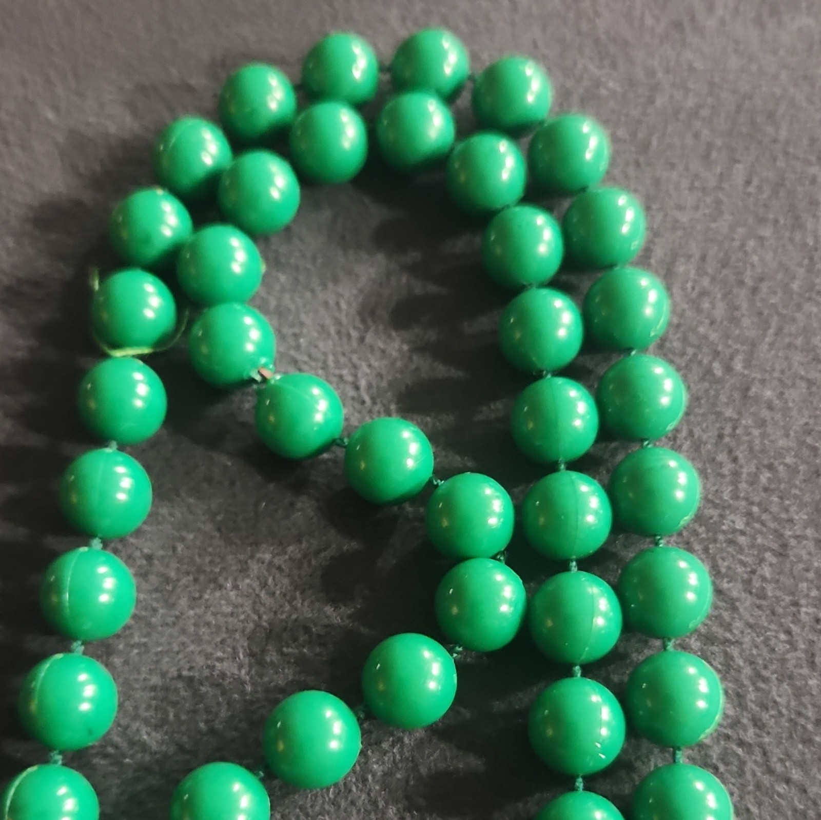 Green Round Plastic Beaded Necklace Ball/Bead Chain No Stone