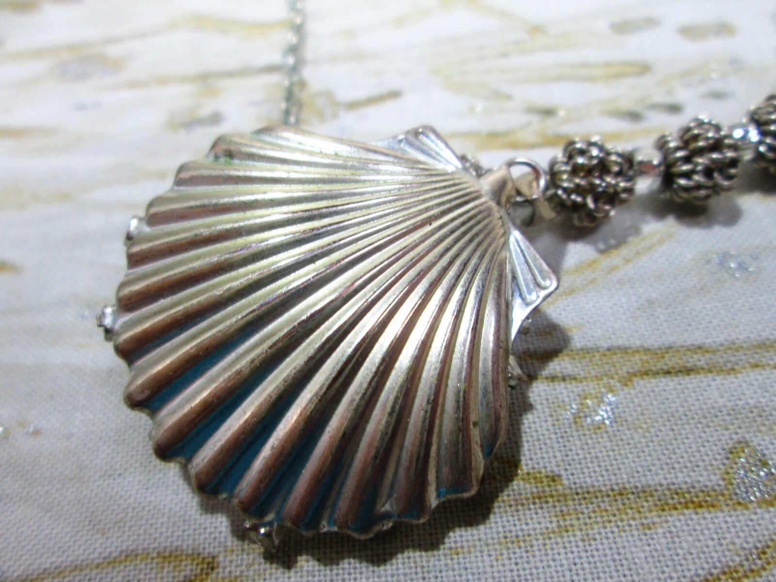 Silver Tone Acrylic Rhinestone Shell Shape Pendant Necklace 24″ No Clasp / S