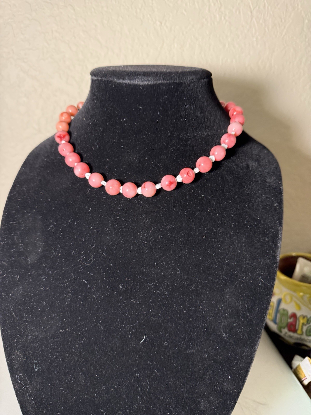 pink round beaded necklace plastic beads ball/bead chain no stone