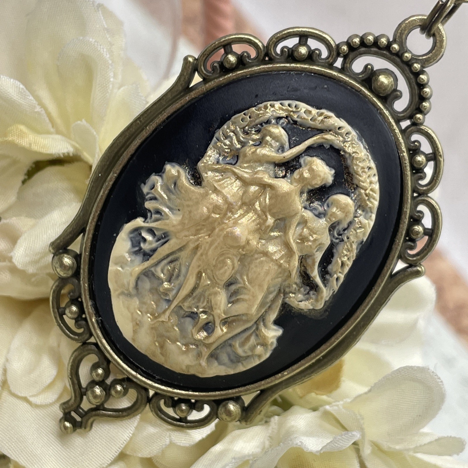 Mystic Muses Muse 3 graces Dancing ladies Bronze Heart Setting Anniversary Gold