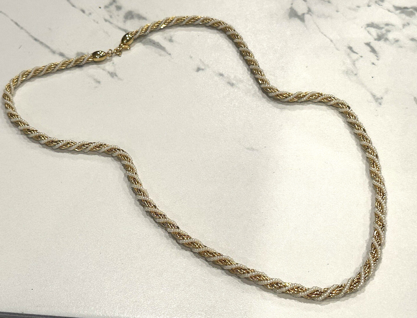 TRIFARI GOLD FAUX PEARL SEED BEAD TWISTED ROPE 30″ NECKLACE SIGNED 1980S GLAM EU