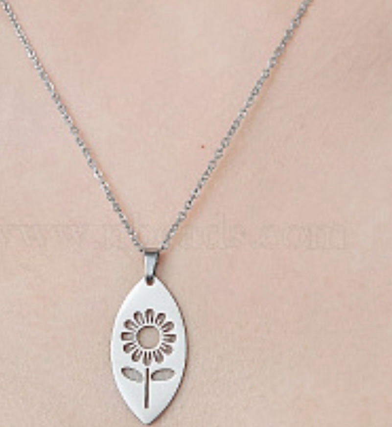 Women’s Non-Tarnish 304 Stainless Steel Flower Cutout Pendant 17 in