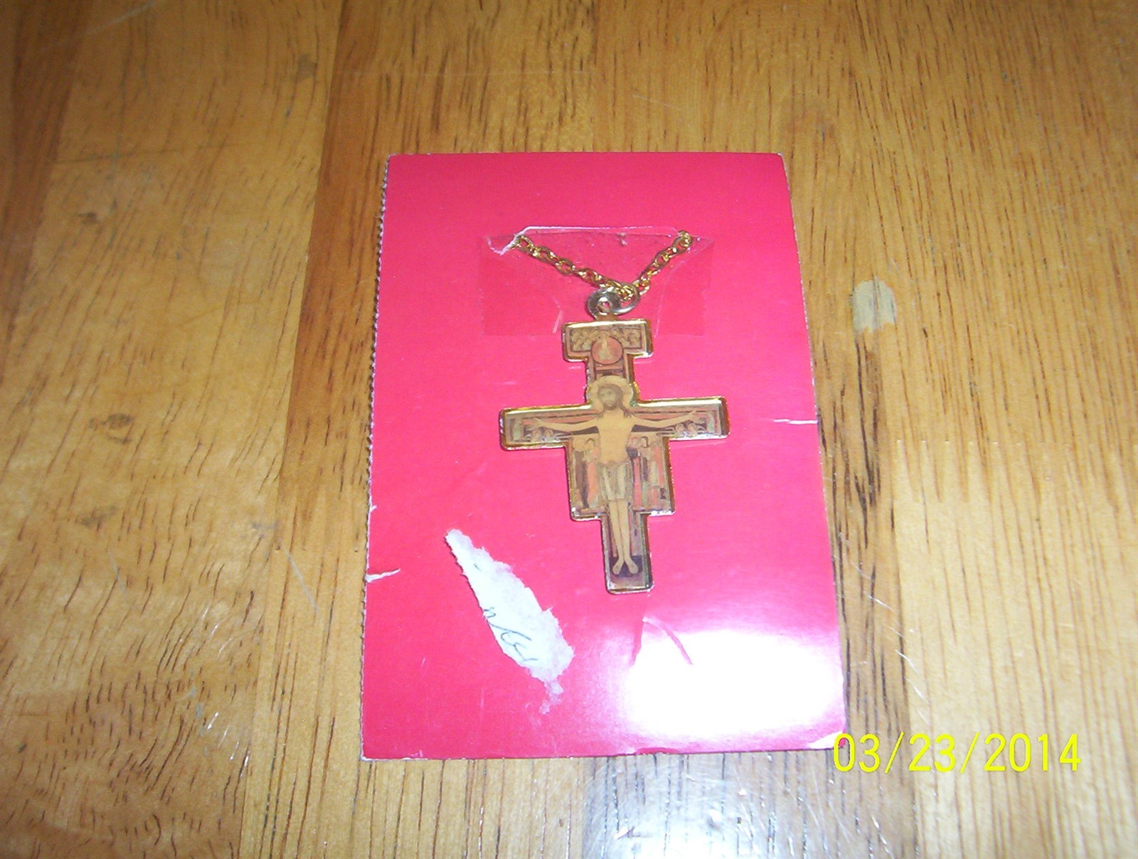 GLASS CROSS W/ GOLD TRIM/W 18″ GOLD CHAIN