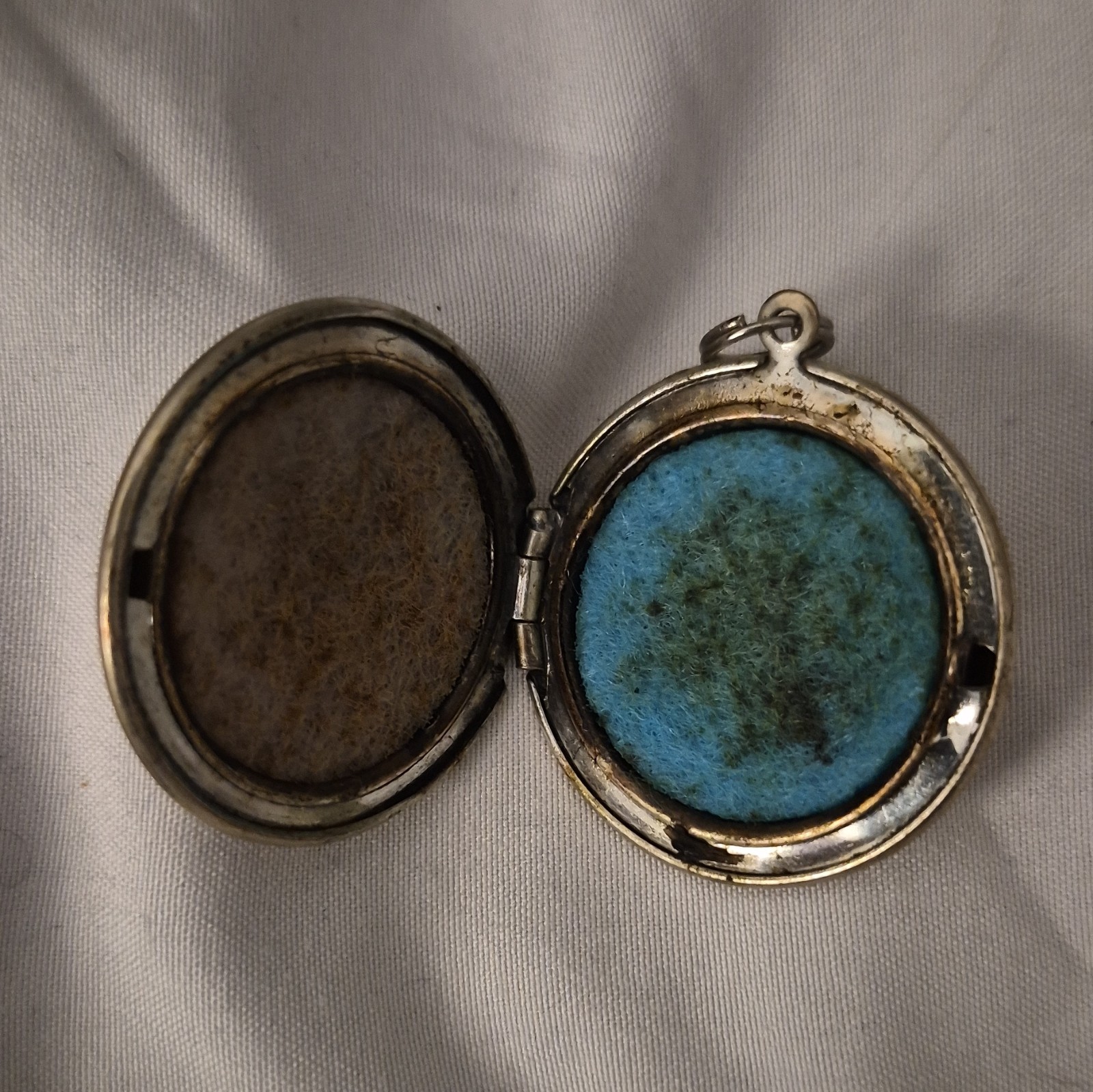 Silver Tone Round Locket Pendant Hinged Photo Holder Floral Art Nouveau