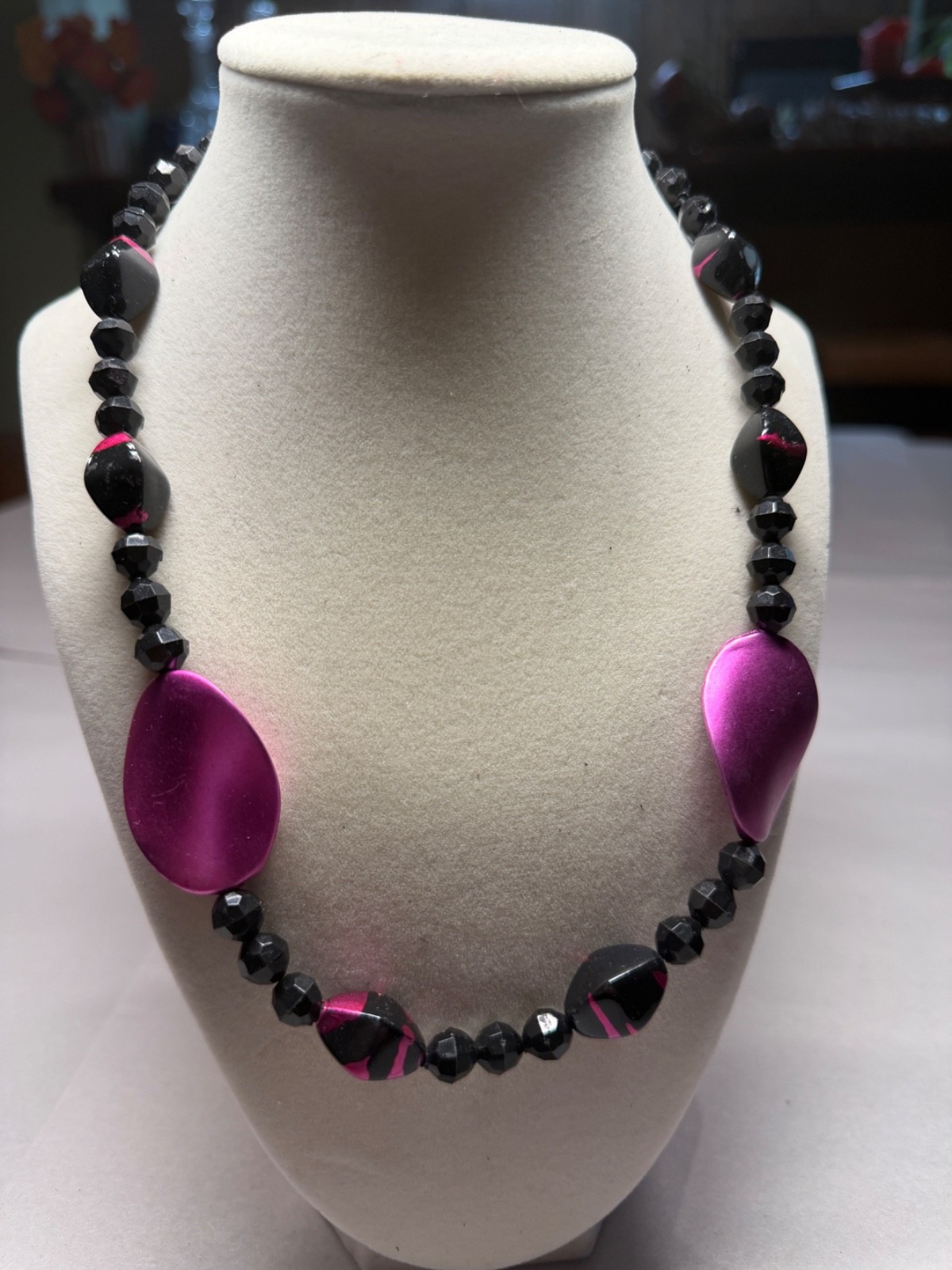 Fun, bold vintage beaded necklace. Faceted acrylic, metal and resin beads.