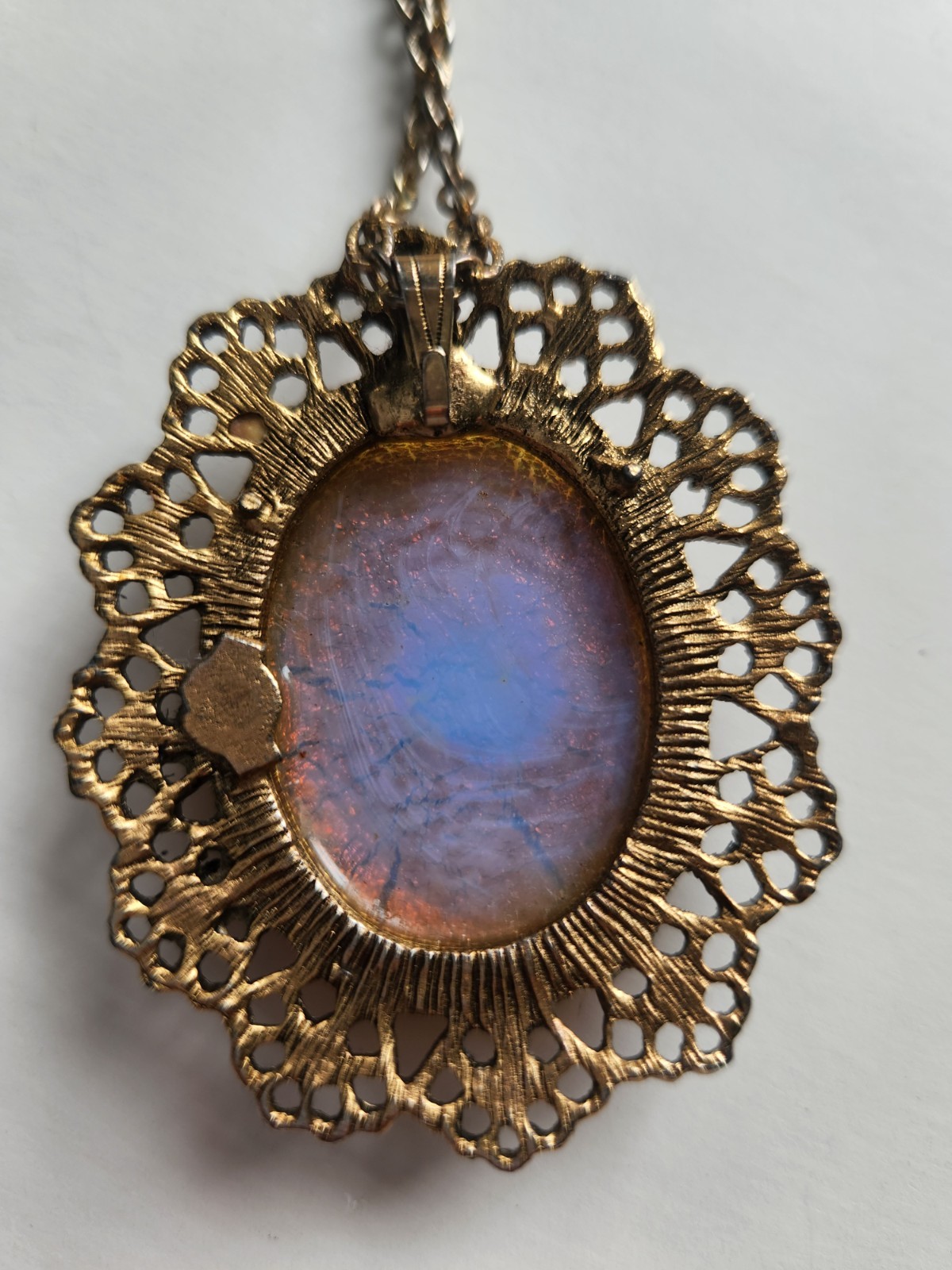 Vintage Gold Tone Filigree Pendant Necklace with Iridescent Art Glass Cabochon