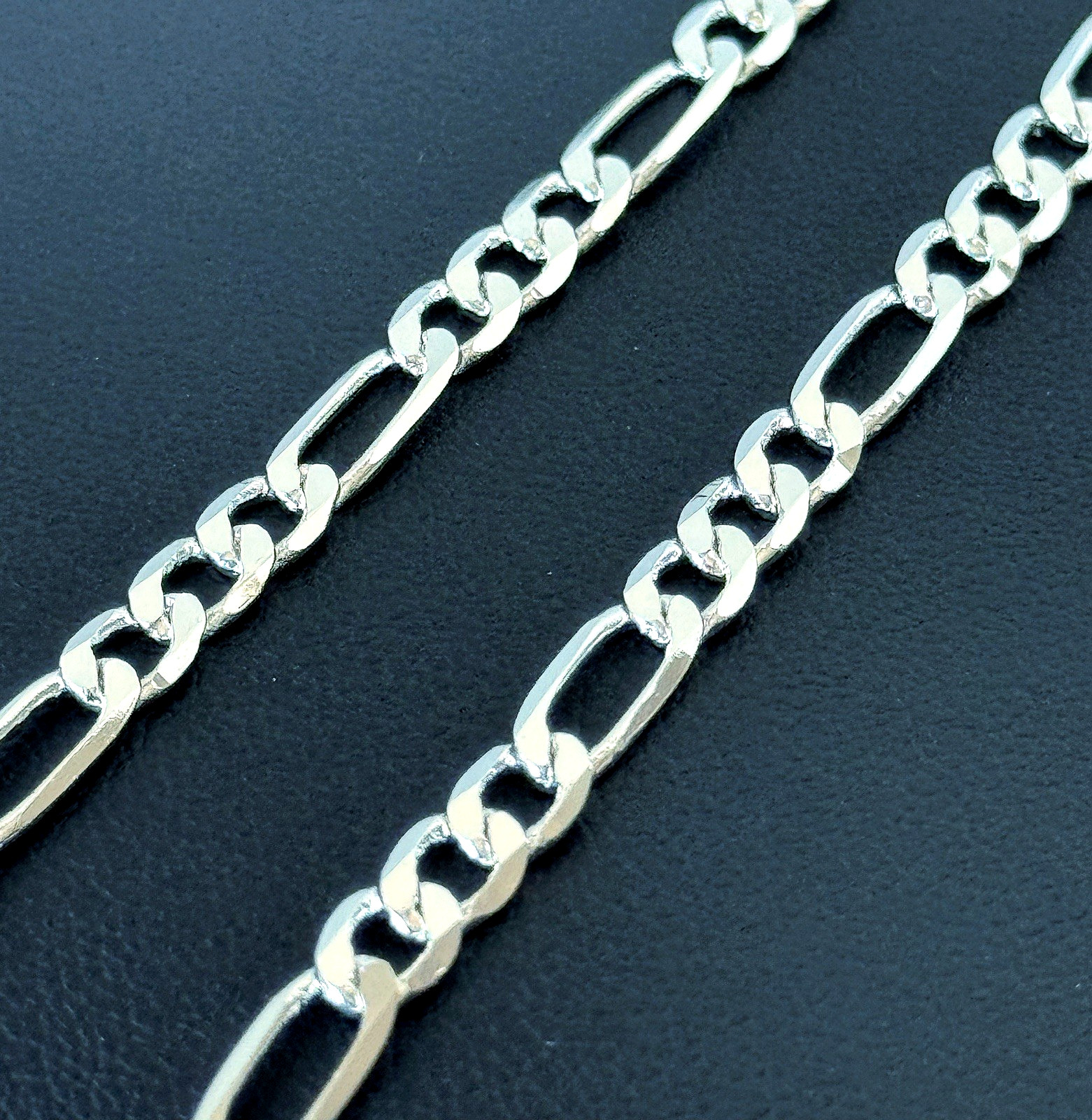 Classic 4mm Figaro Link Chain – 22″ Elegant Silver-Tone Unisex Necklace