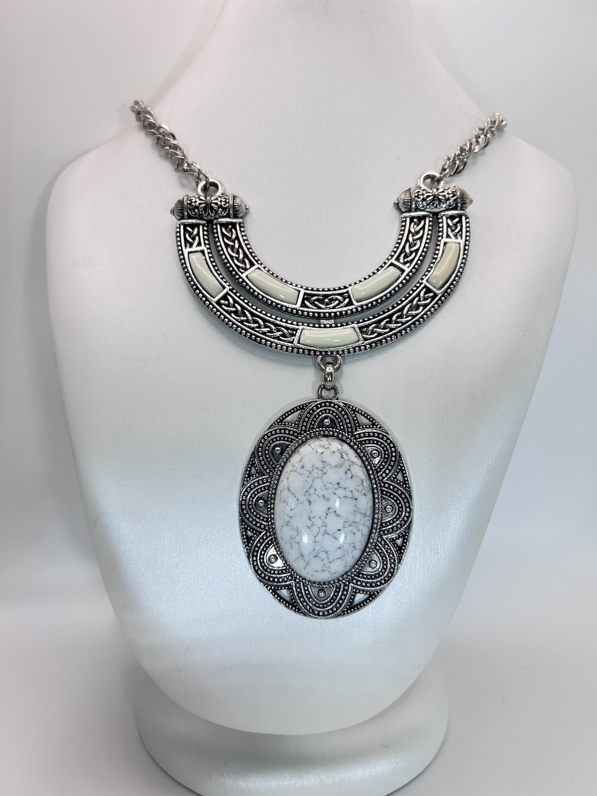 Necklace Silver Tone Bib Statement Oval Howlite Pendant Boho Chunky Chain
