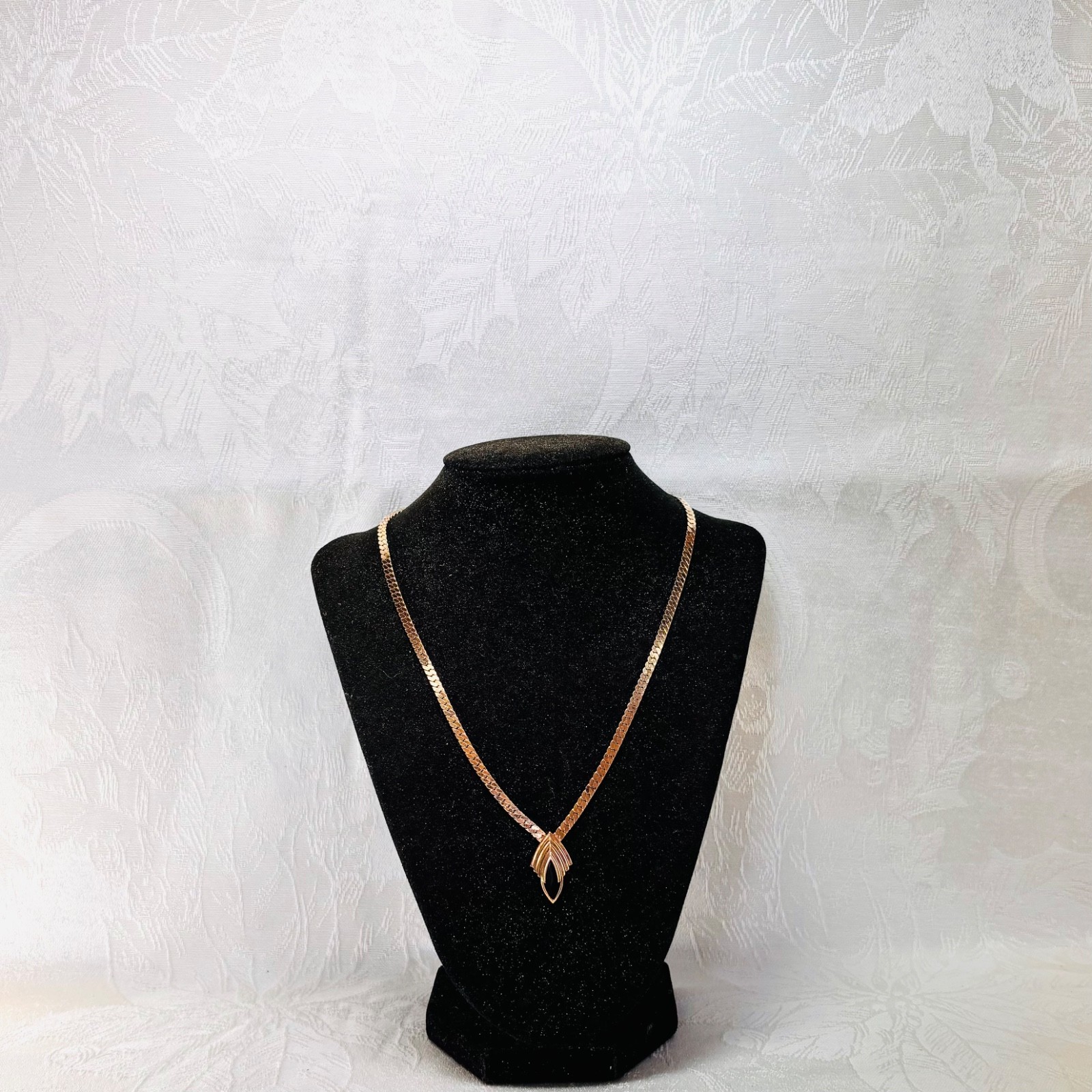 NECKLACE black acrylic faux gem pendant goldtone metal flattened curb chain 18″