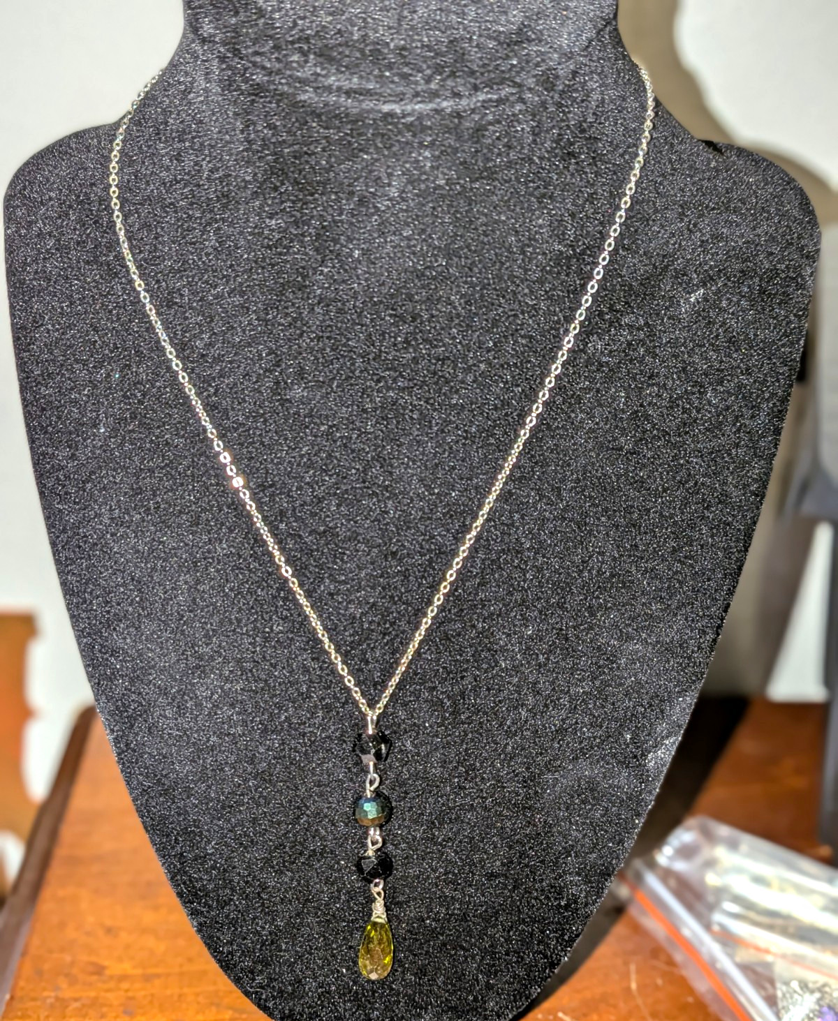 Wire Wrapped Teardrop Green Stone Charm Pendant Silver Tone Cable Chain Necklace