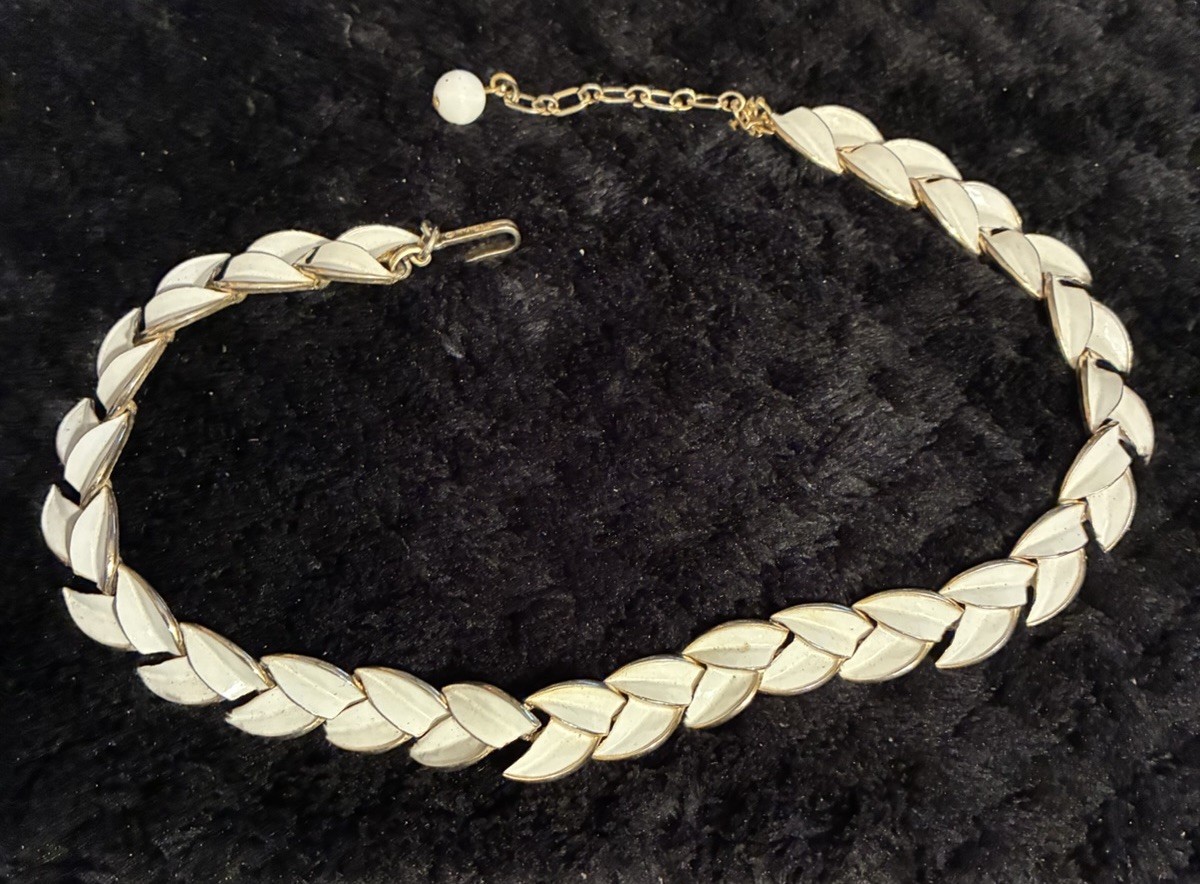 Vintage Trifari White Enamel Gold Tone Chevron Leaf Choker Necklace 13.5″-15.5”