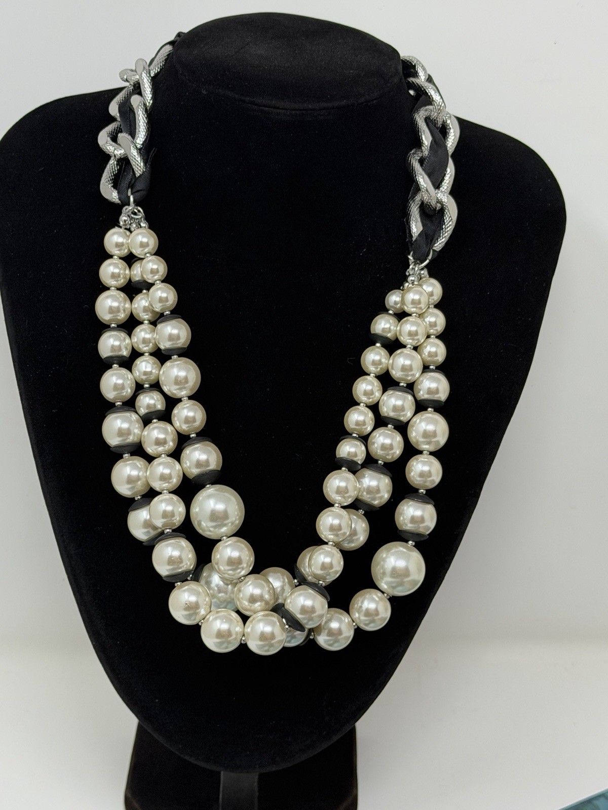 white house black market Faux pearl necklace Elegant Classic With Toggle Lock