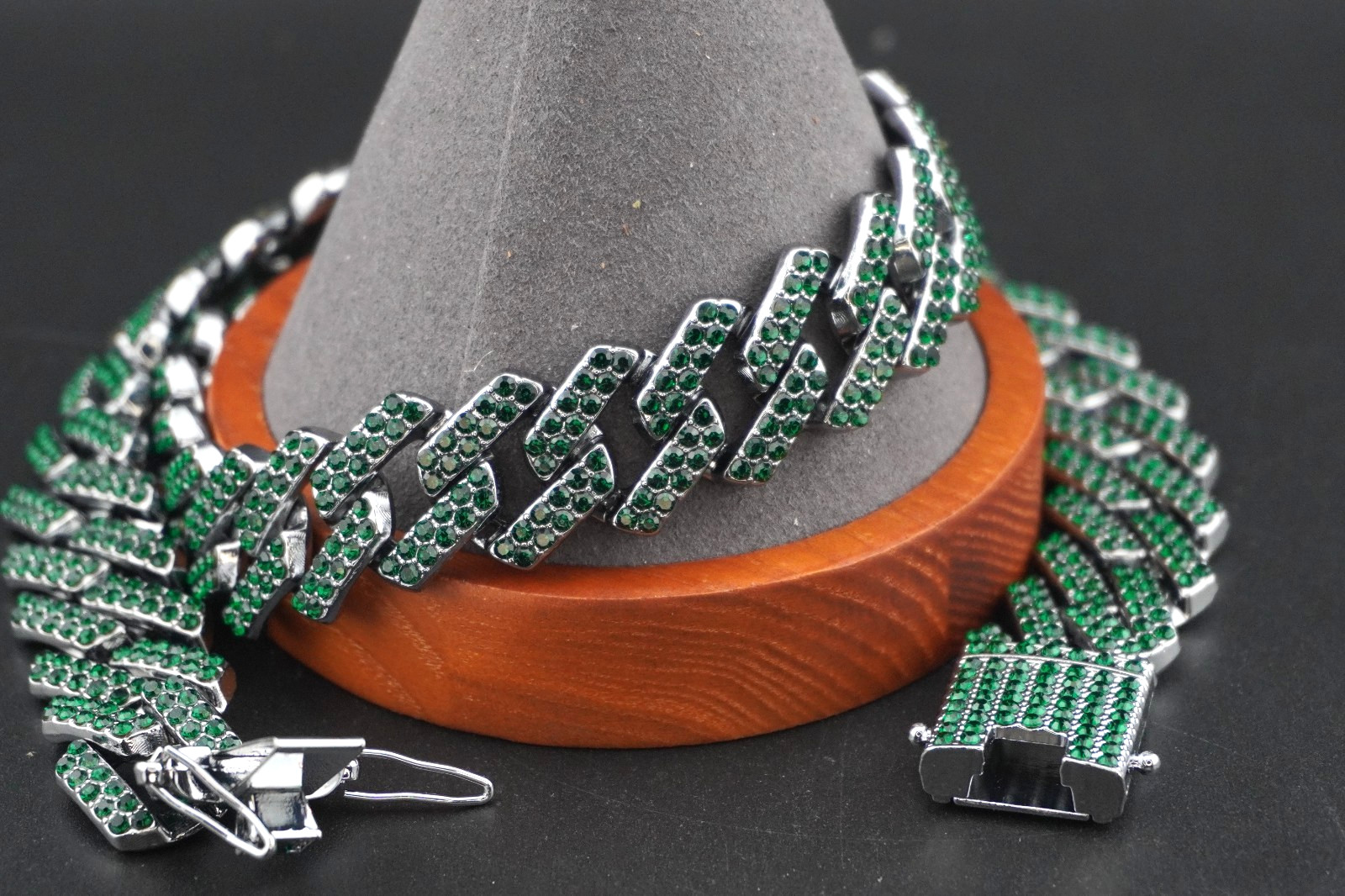 Neckless – Emerald Green/Chrome 24″ Neckless Cuban Bling with 3 Locks (NEW)