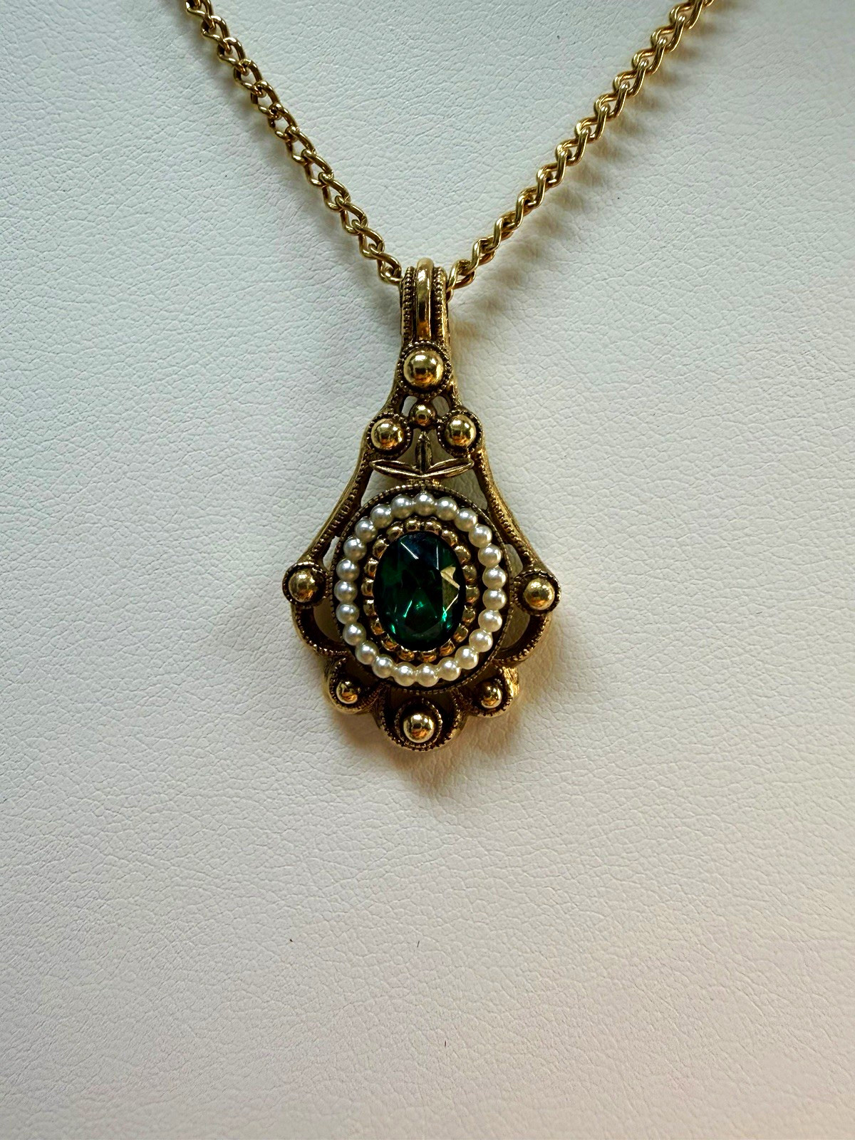 Vintage Avon 70’s Versailles Pendant Gold Tone