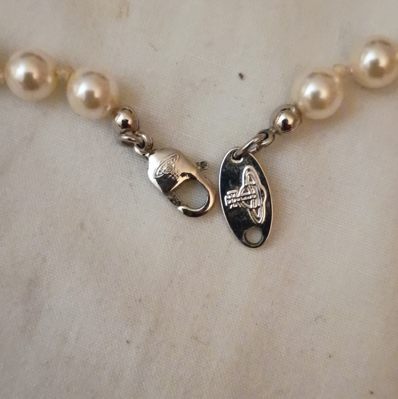 Vivienne Westwood Signed Cream Pearl Beaded Orb Charm Pendant Necklace Silver