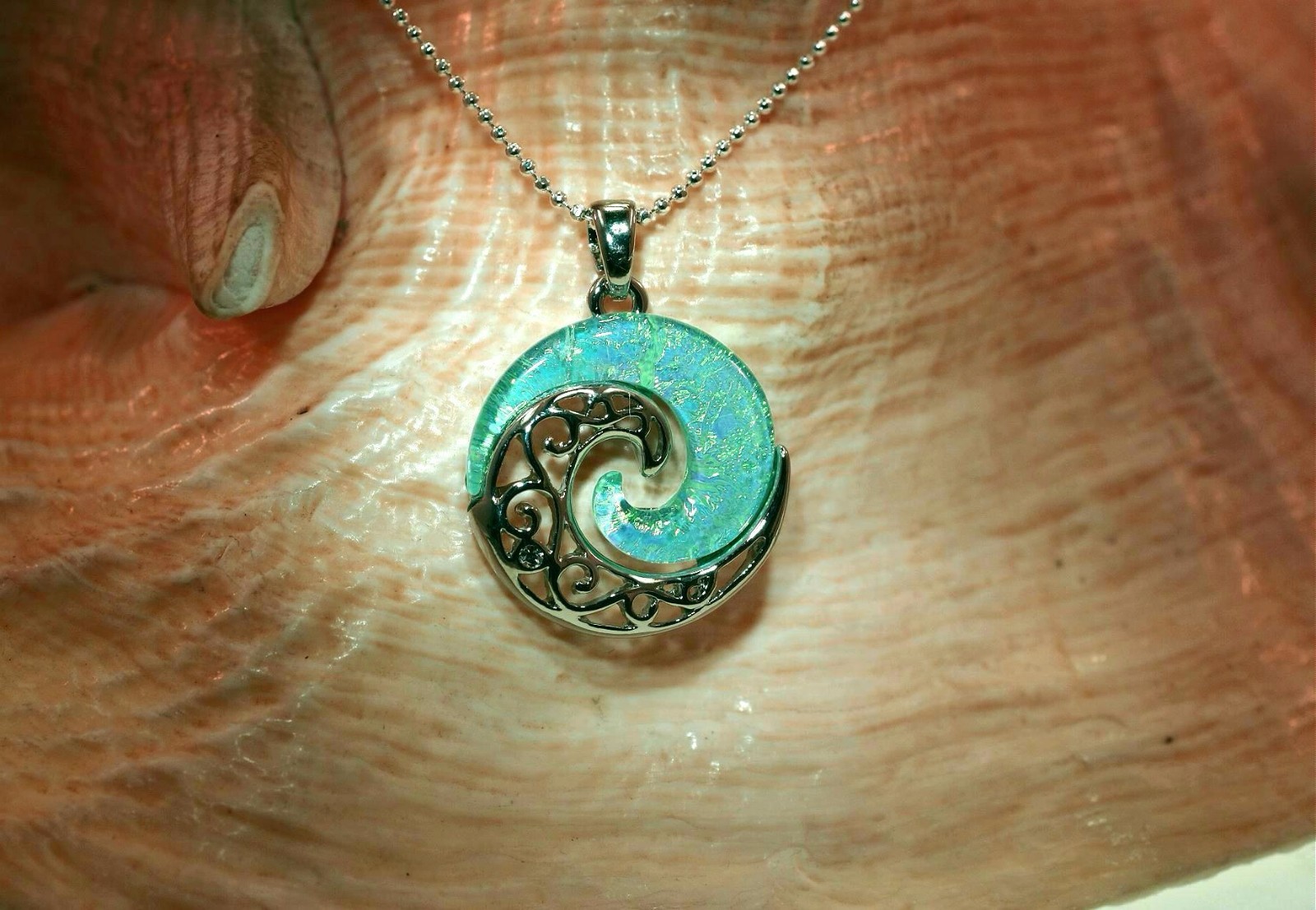 22MM RHODIUM OVER BRASS SPARKLY BLUE-GREEN RESIN HAWAIIAN OCEAN WAVE PENDANT 18″