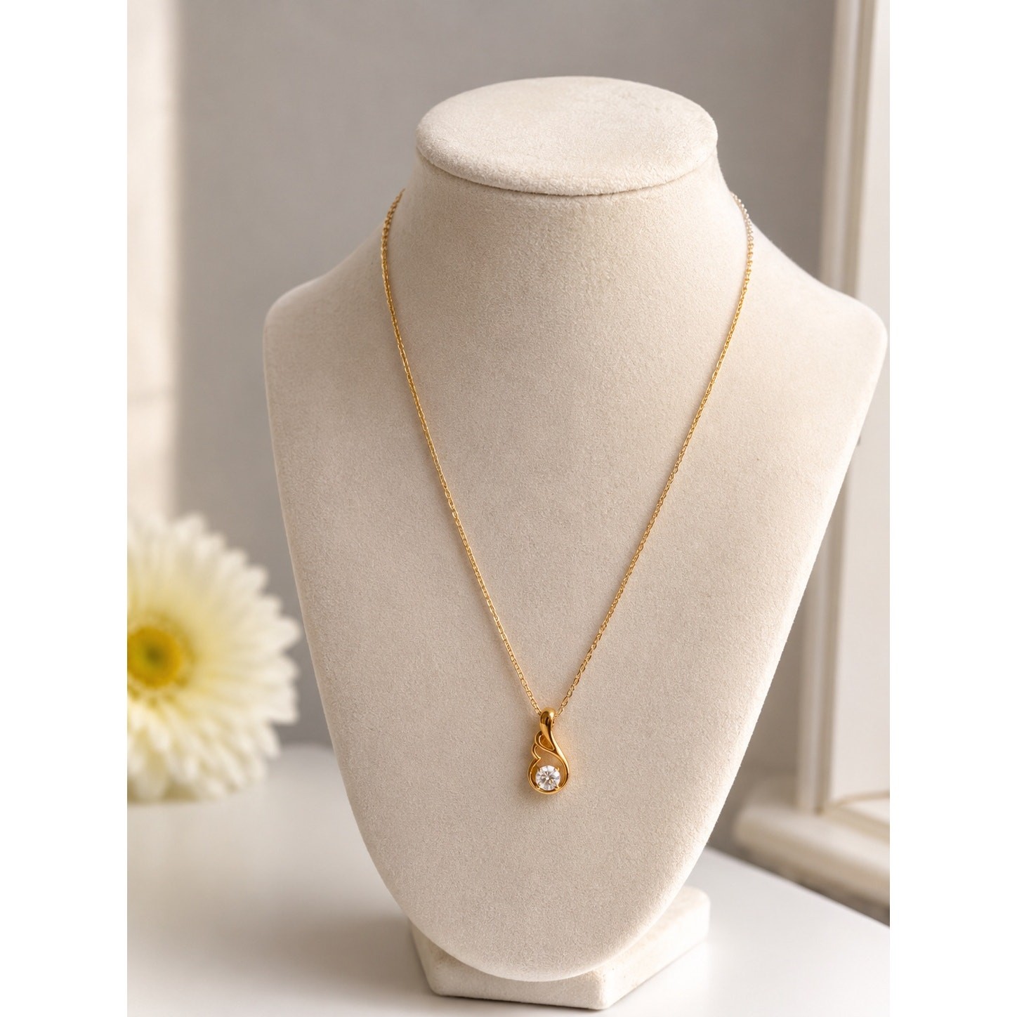 Gold Teardrop Crystal Pendant Necklace Women Minimalist Dainty Jewelry
