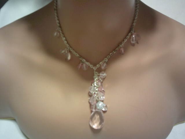NEW PALE PINK BEADS ON SILVER CHAIN FASHION NECKLACE TEAR DROP DANGLE DESIGN ✨👩