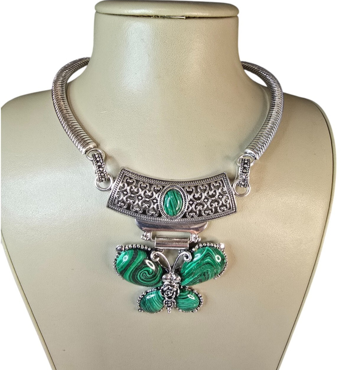 Women’s Trendy Silver Plated Green Resin Buttlerfly Pendant Necklace NWOT